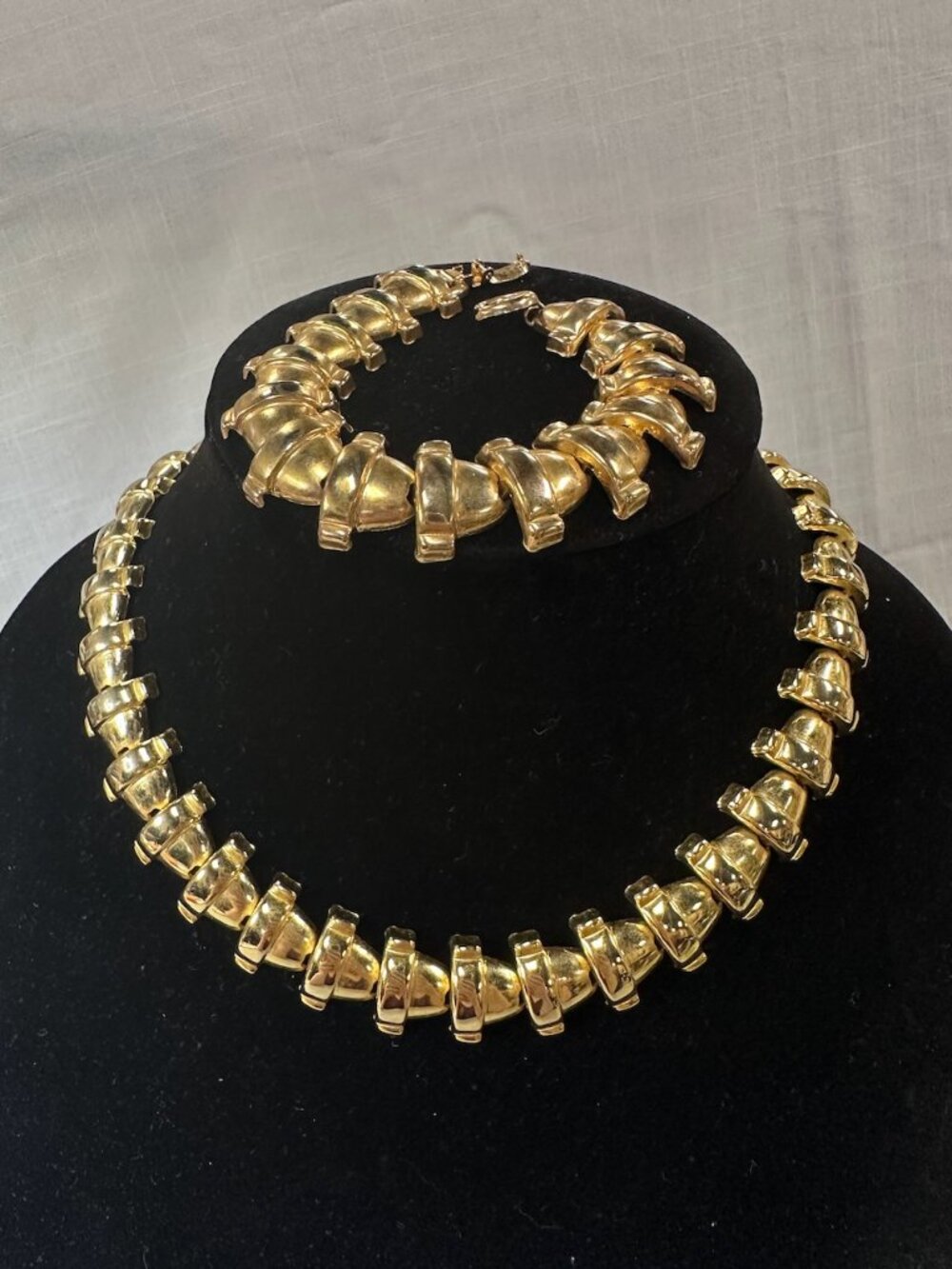 Vintage Gold Tone Planter Pot Necklace and Bracelet set